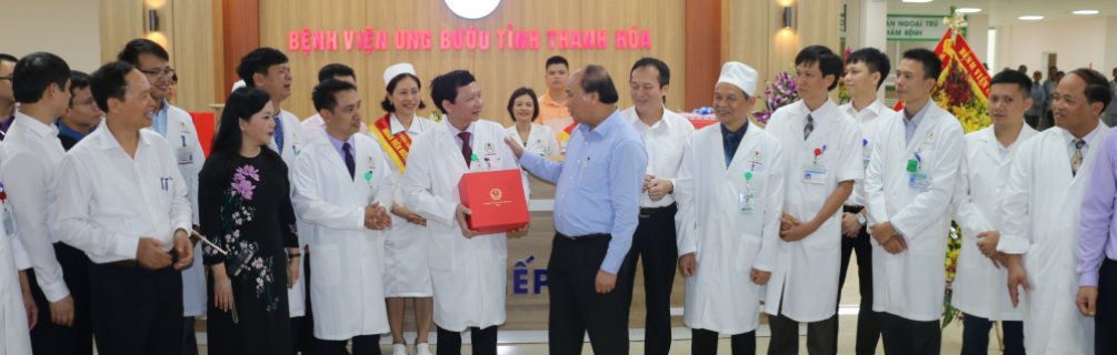 Thủ tướng trao quà tặng cho bệnh viện.